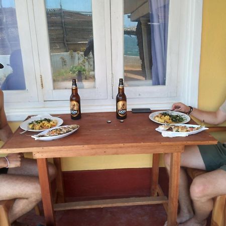 Happy Beach Guest House 함반토타 외부 사진