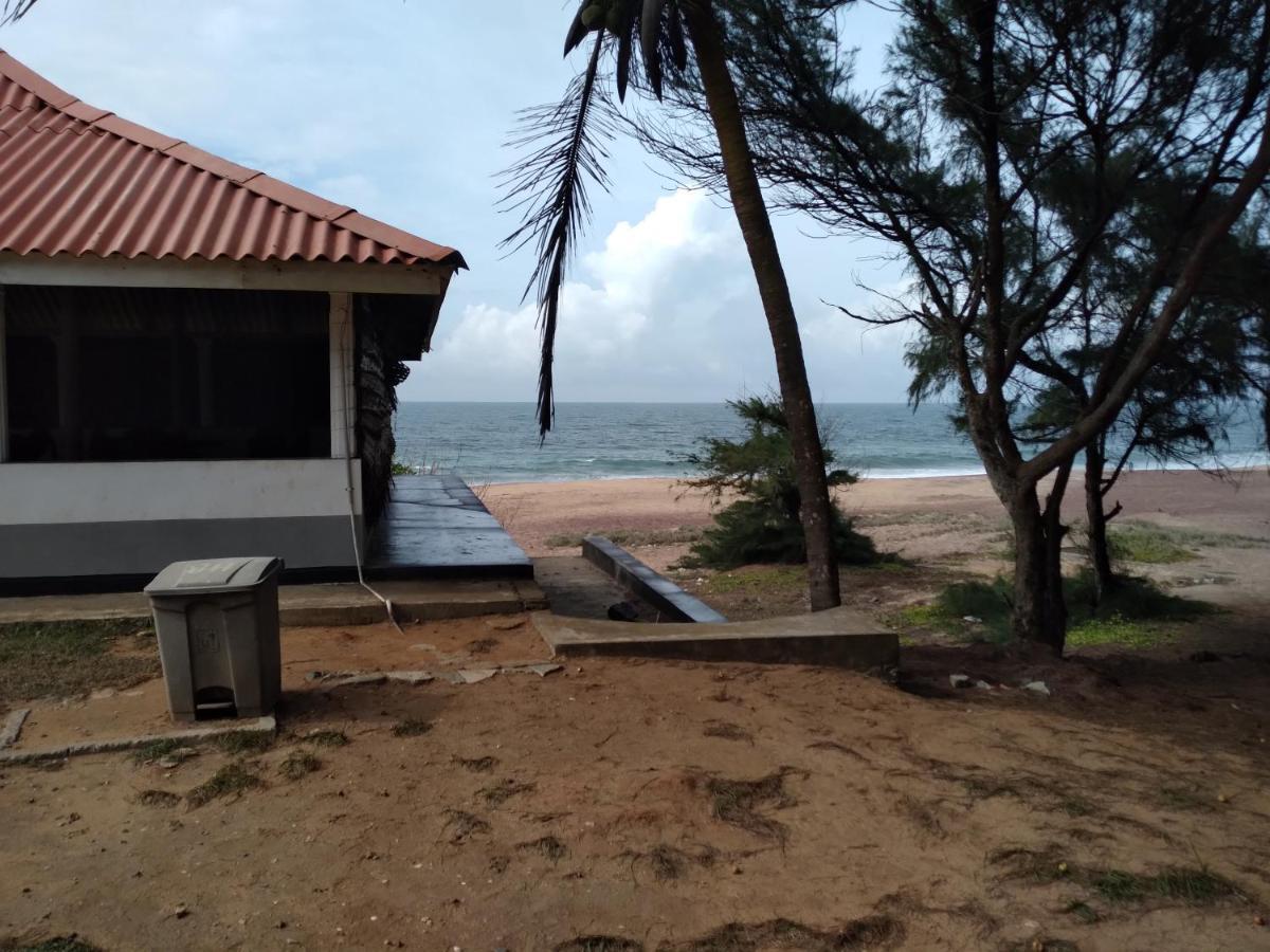 Happy Beach Guest House 함반토타 외부 사진
