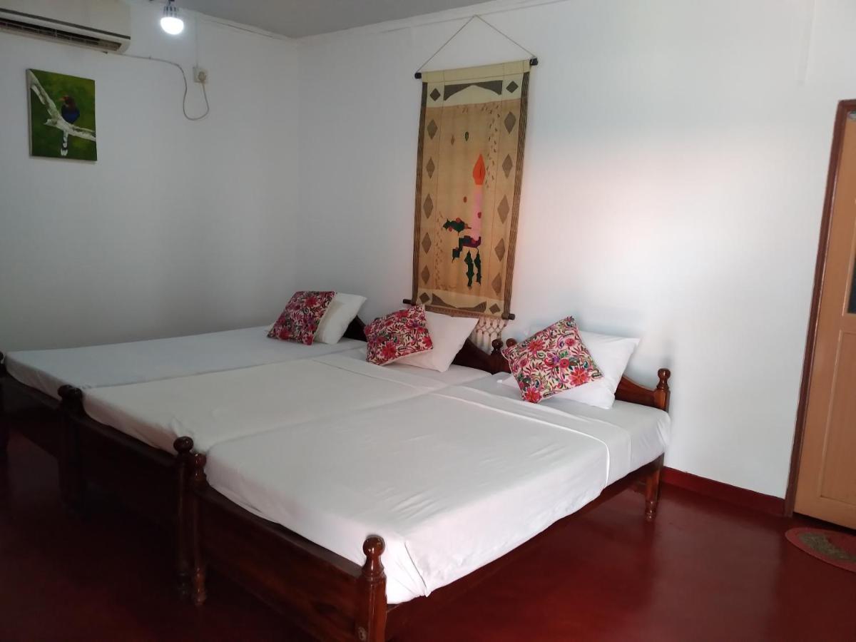 Happy Beach Guest House 함반토타 외부 사진
