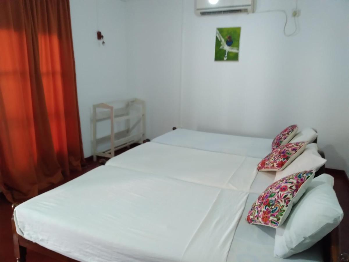 Happy Beach Guest House 함반토타 외부 사진