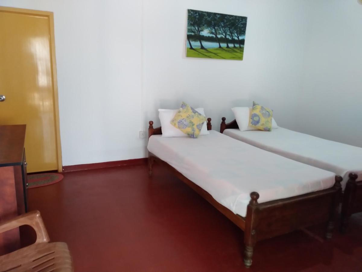 Happy Beach Guest House 함반토타 외부 사진