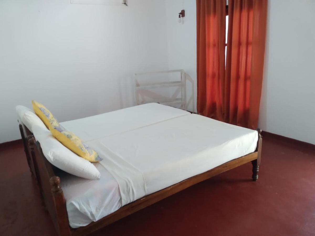 Happy Beach Guest House 함반토타 외부 사진