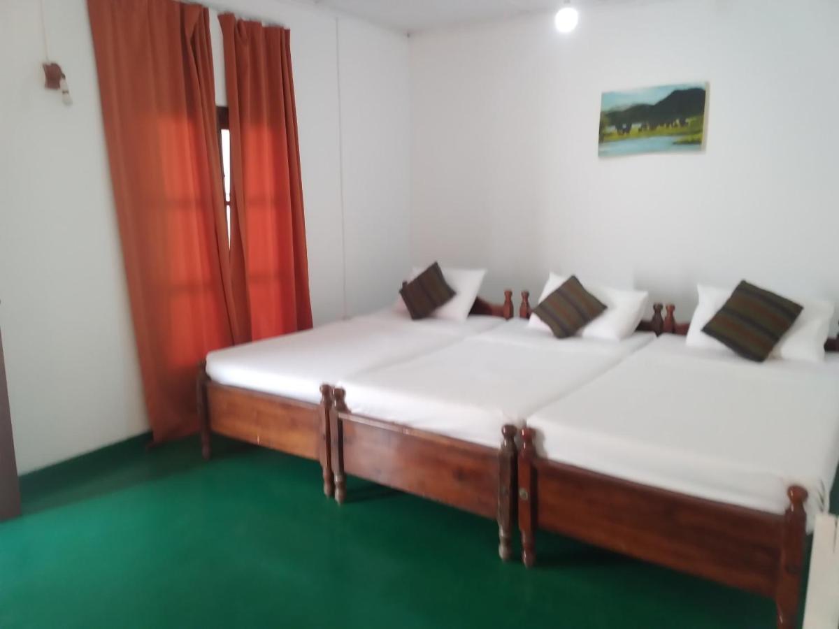 Happy Beach Guest House 함반토타 외부 사진