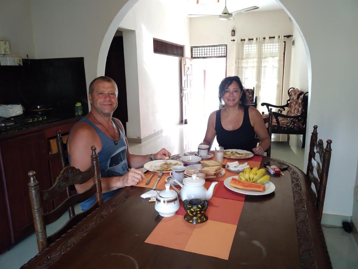 Happy Beach Guest House 함반토타 외부 사진