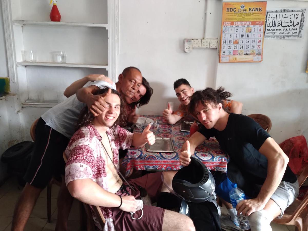 Happy Beach Guest House 함반토타 외부 사진