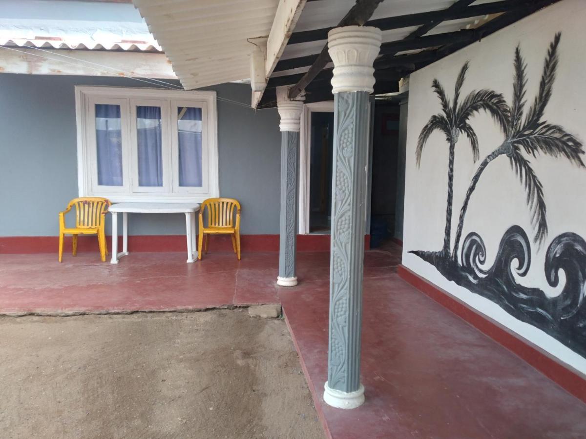 Happy Beach Guest House 함반토타 외부 사진