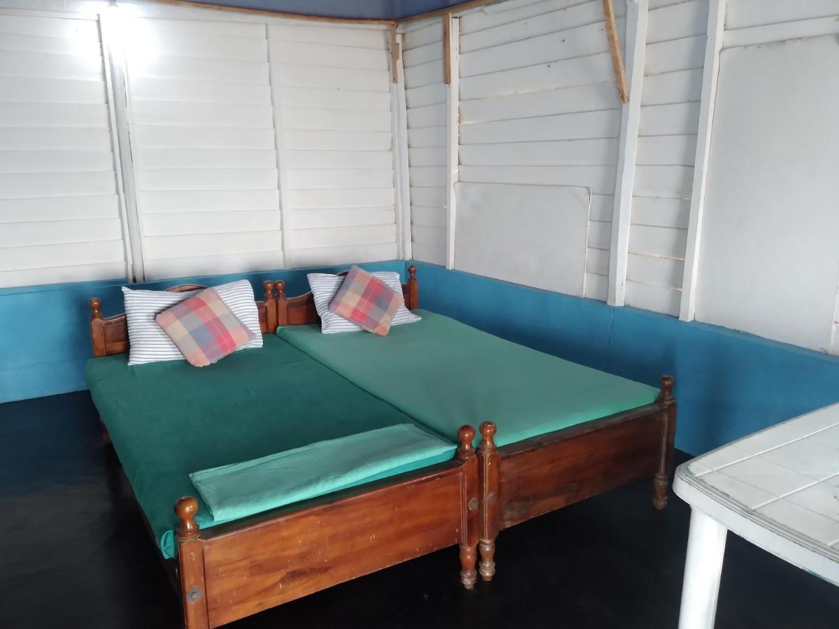 Happy Beach Guest House 함반토타 외부 사진