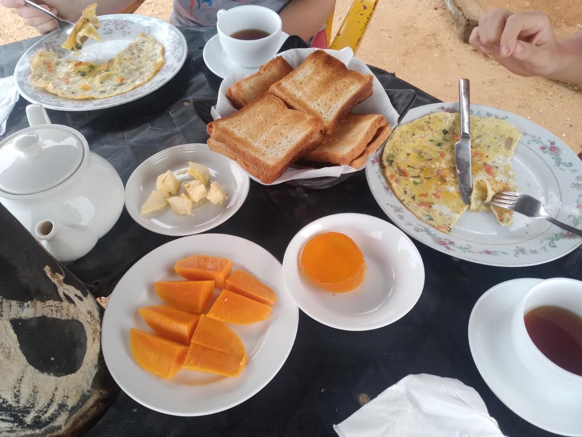 Happy Beach Guest House 함반토타 외부 사진