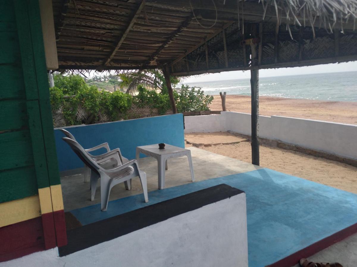 Happy Beach Guest House 함반토타 외부 사진