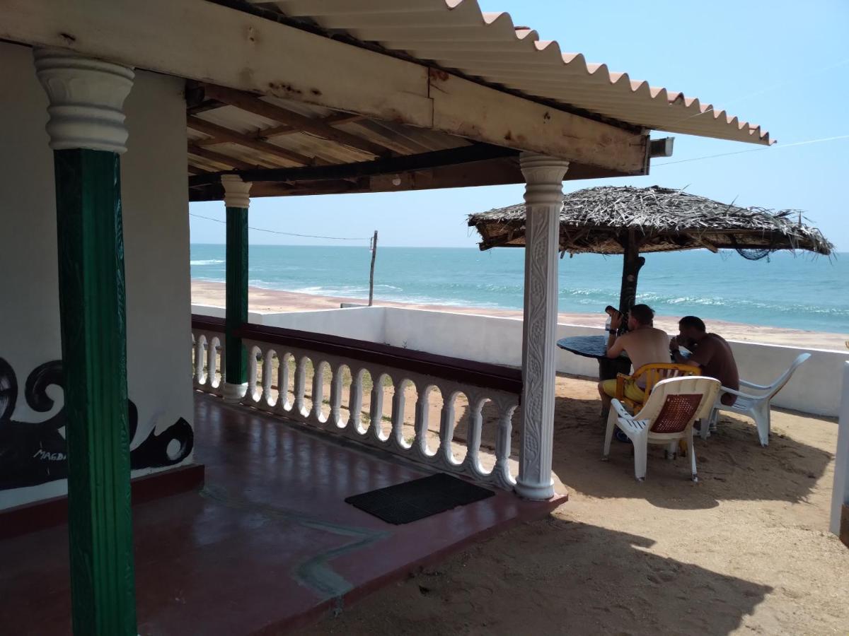 Happy Beach Guest House 함반토타 외부 사진