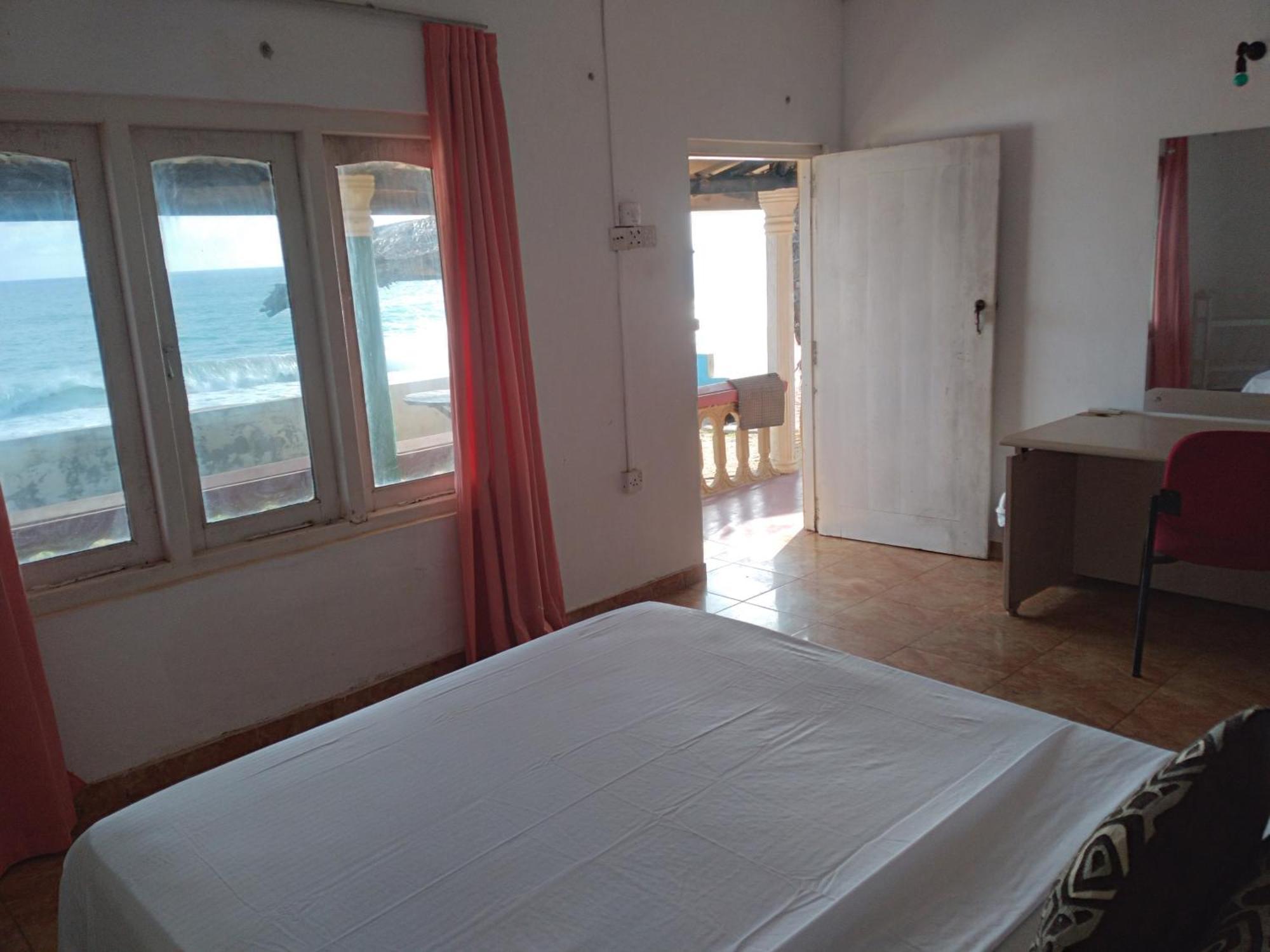 Happy Beach Guest House 함반토타 외부 사진