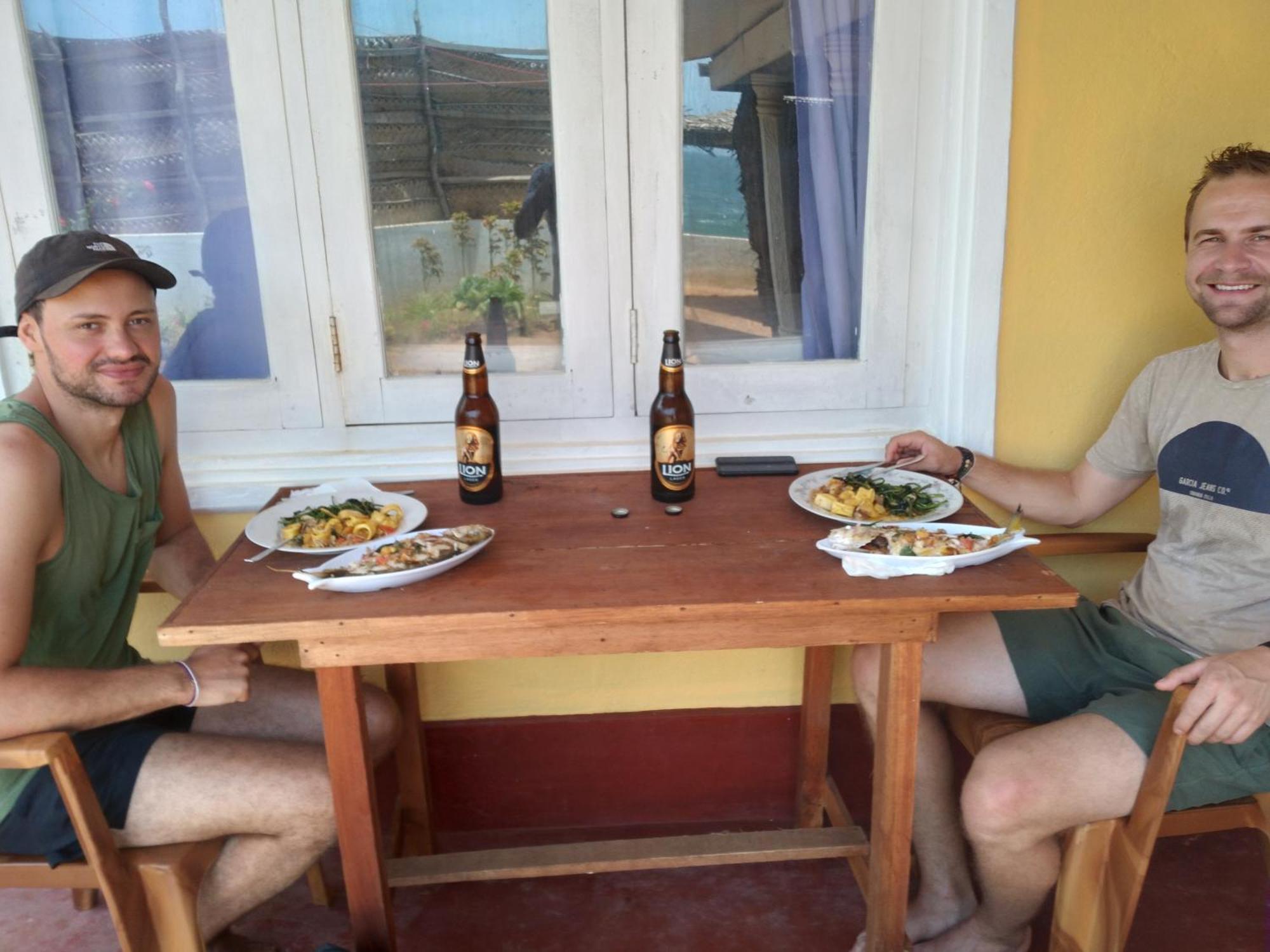 Happy Beach Guest House 함반토타 외부 사진